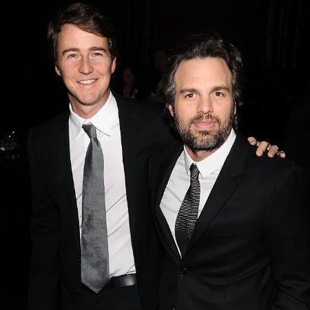 Edward Norton and Mark Ruffalo both wears a black suit for an event.